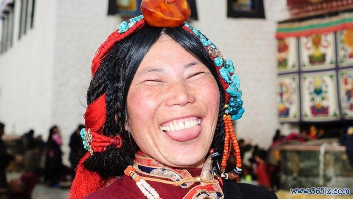 Bagi banyak orang, penyampaian salam orang Tibet ini dianggap tidak sopan. Orang Tibet memberikan memberikan salam dengan cara menjulurkan lidahnya kepada orang lain.